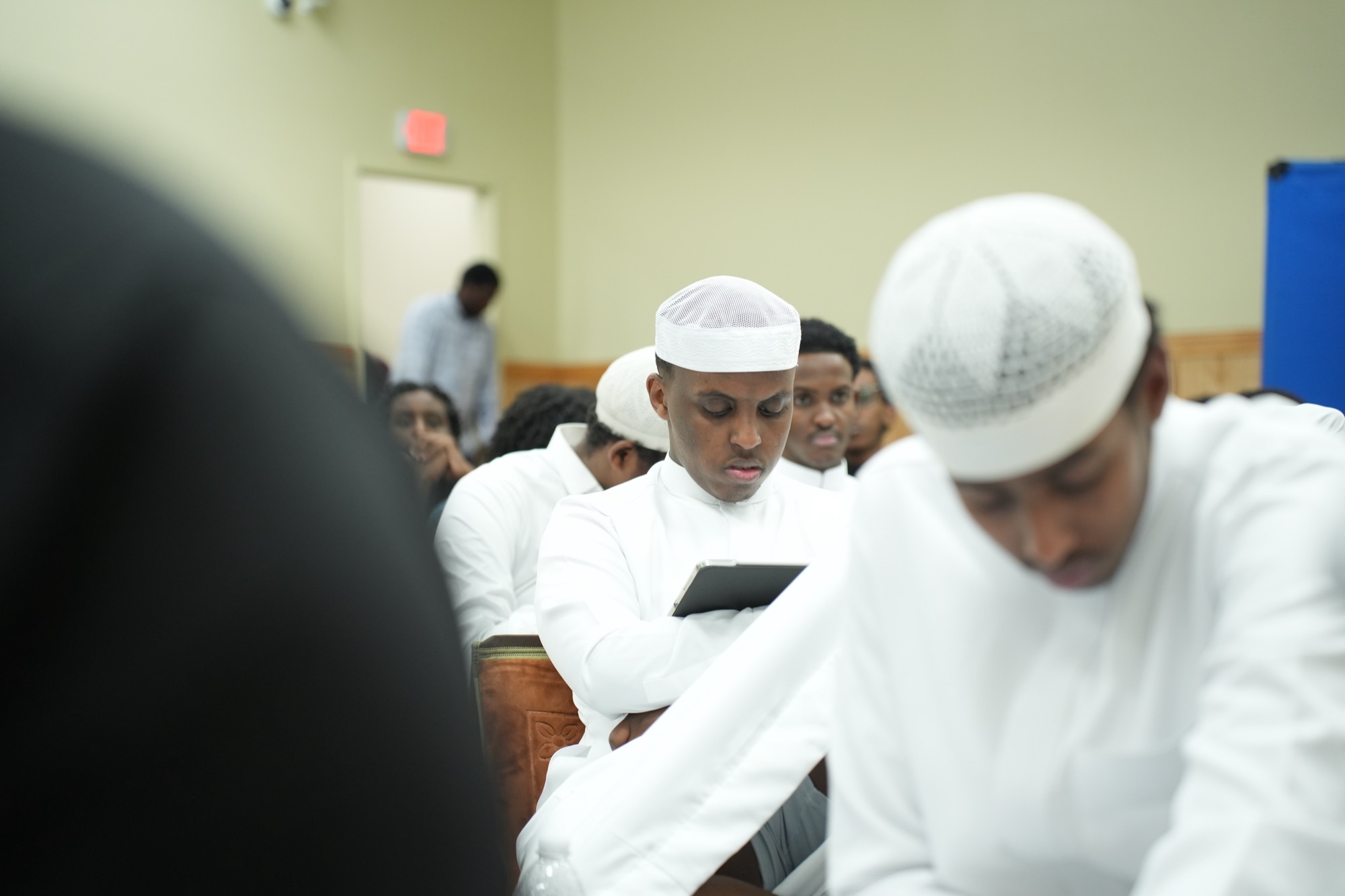 A student reading during an Athar gathering